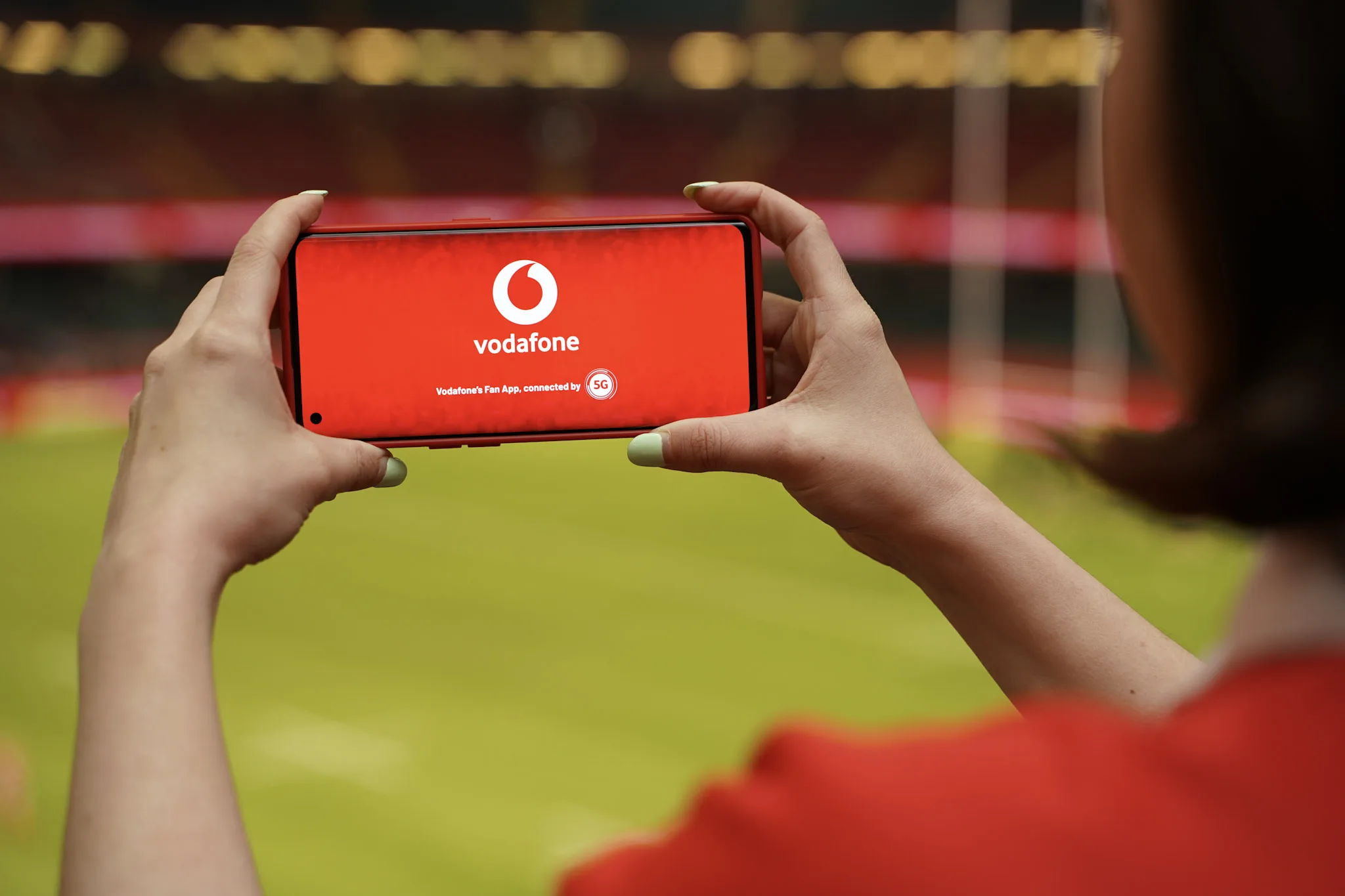 Ruby fan holding a Vodafone phone