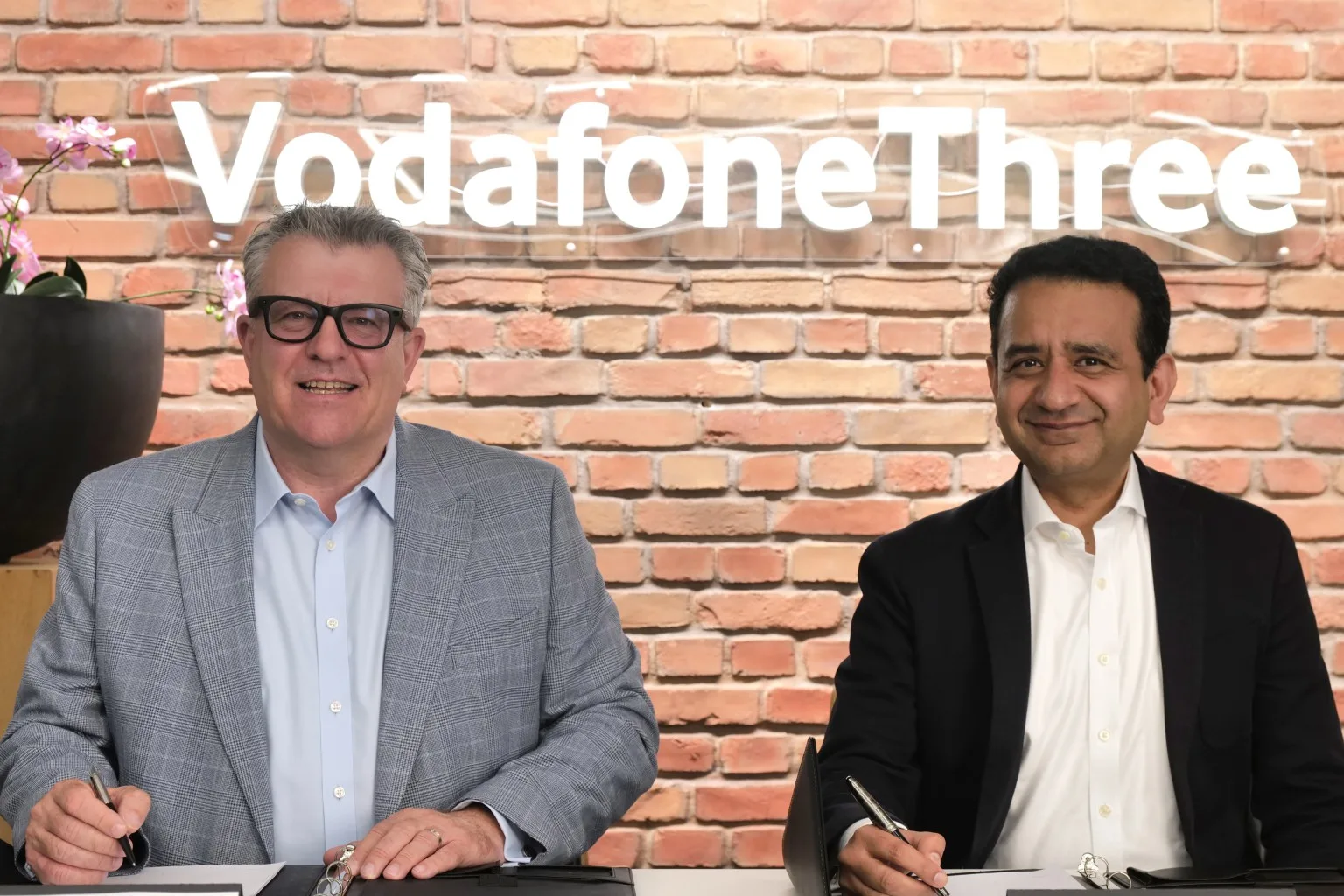 Nick Gliddon, CEO, Vodafone Business (l) and Mohit Joshi, CEO, Tech Mahindra (r).